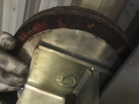 raktári felrakógép felső támgörgő csere előtte (2)