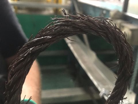 raktári felrakógép kötélcsere közben